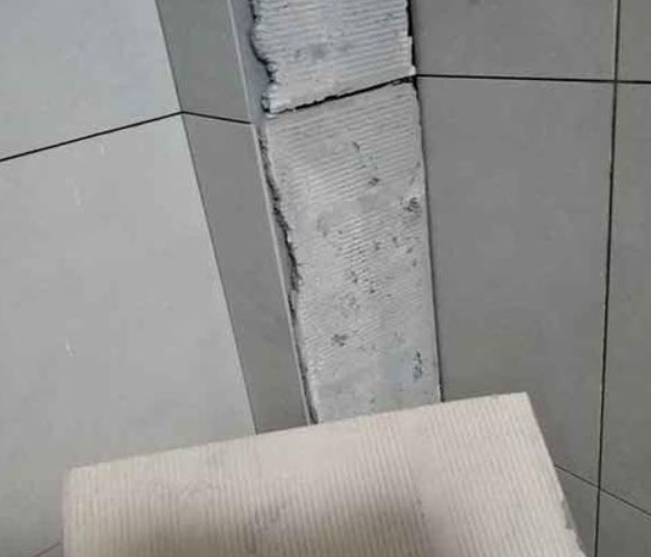 宁乡瓷砖空鼓维修公司分享下厨房瓷砖脱落的补救措施。